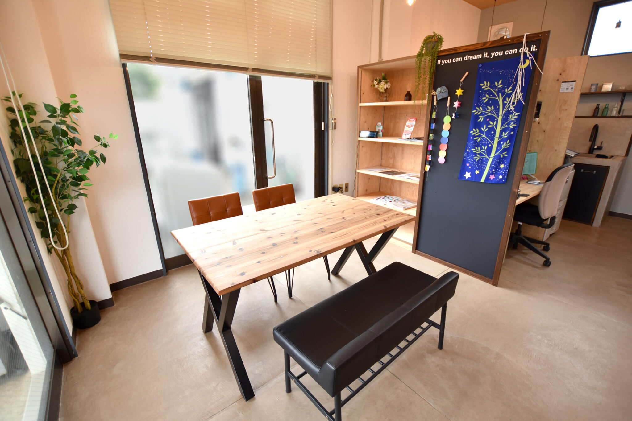 【リノベ】事務処理も来客も。動線重視で快適な職場に