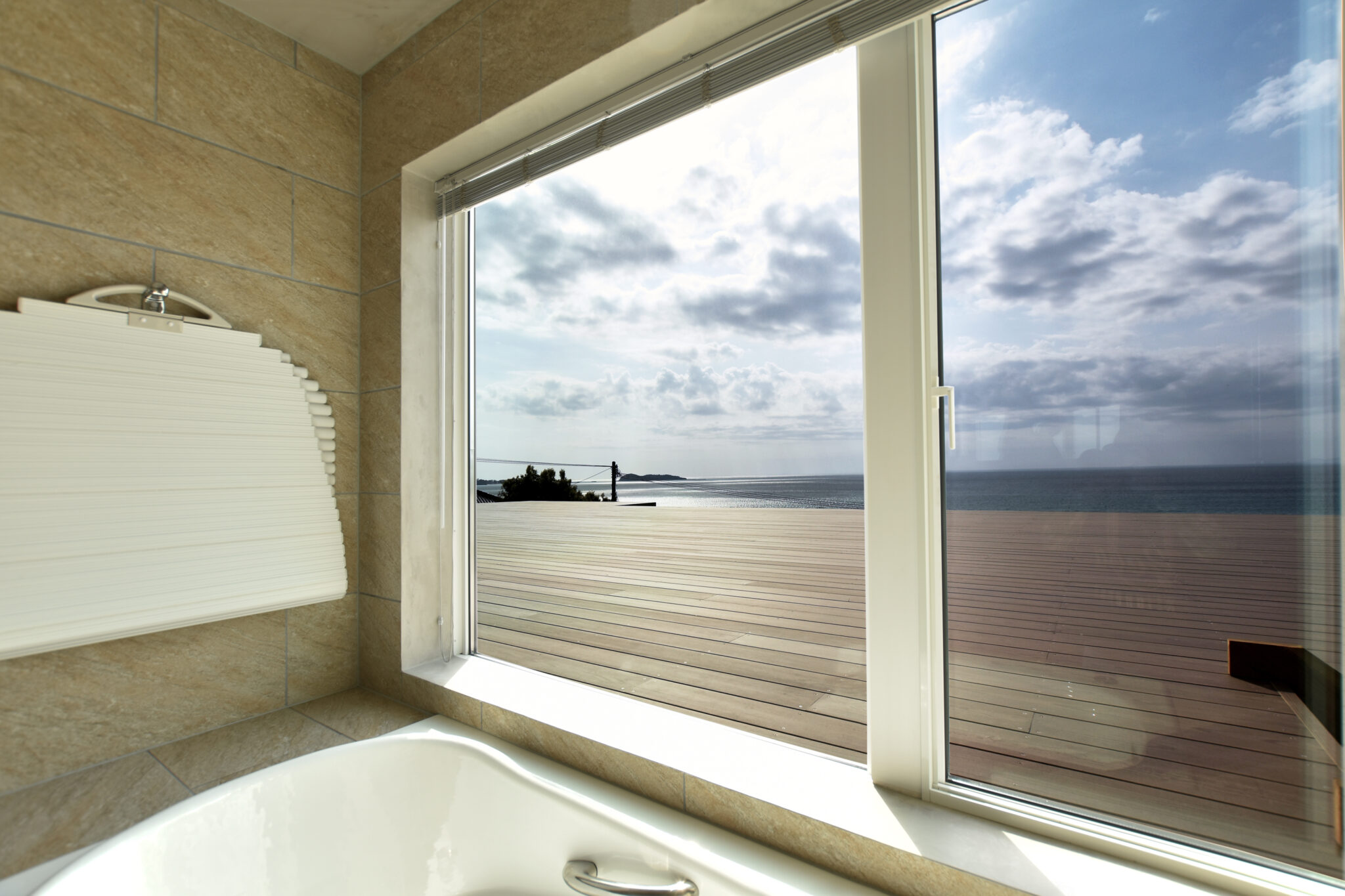 【外構】デッキでより開放感のある風景に